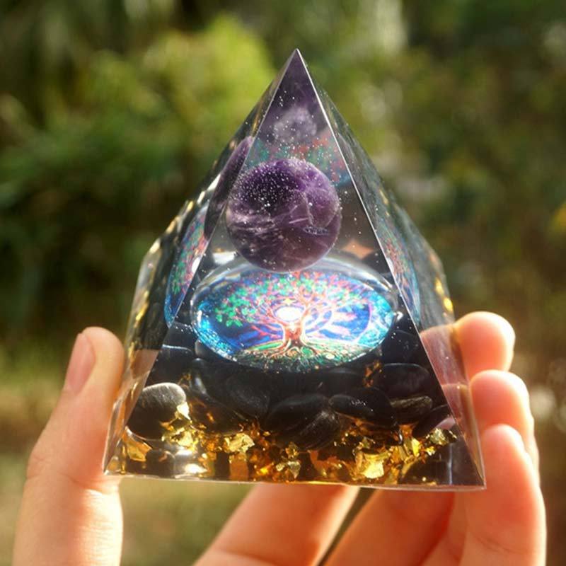 Pirámide de orgonita con piedras naturales