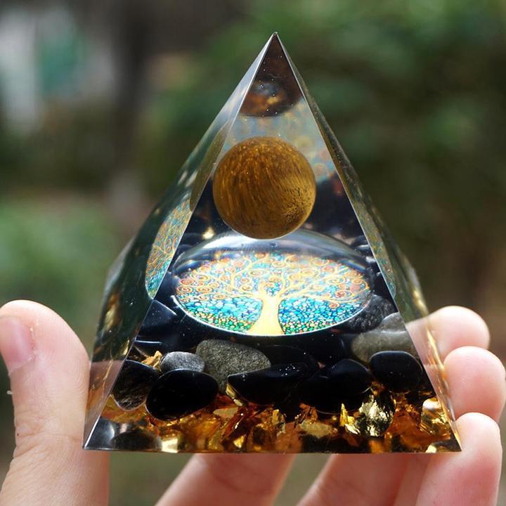 Pirámide de orgonita con piedras naturales