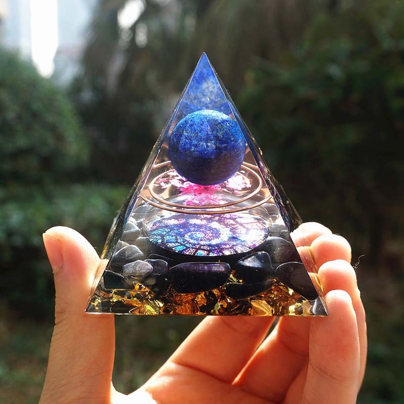Pirámide de orgonita con piedras naturales