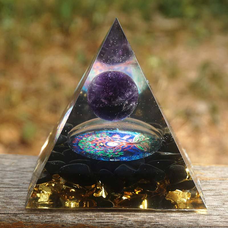 Pirámide de orgonita con piedras naturales