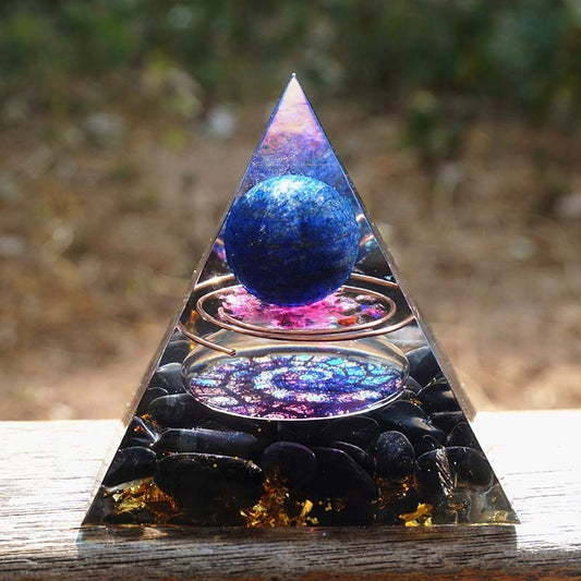 Pirámide de orgonita con piedras naturales