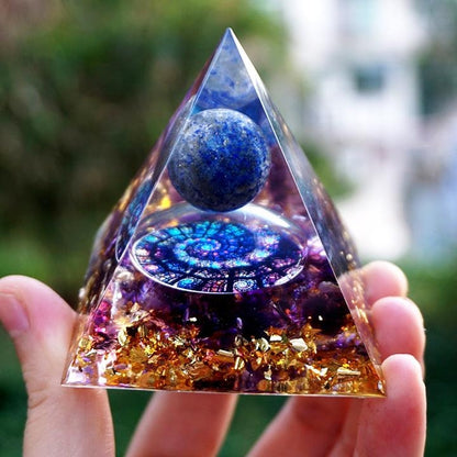 Pirámide de orgonita con piedras naturales