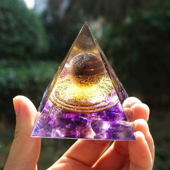 Pirámide de orgonita con piedras naturales