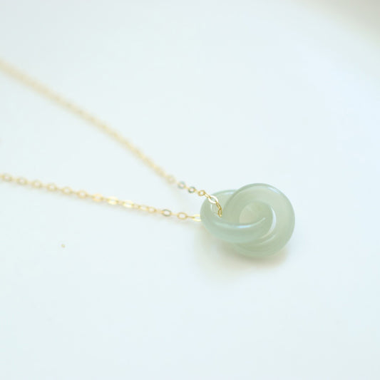 Colgante Nudo de Jade Natural – Amuleto eterno de calma y belleza
